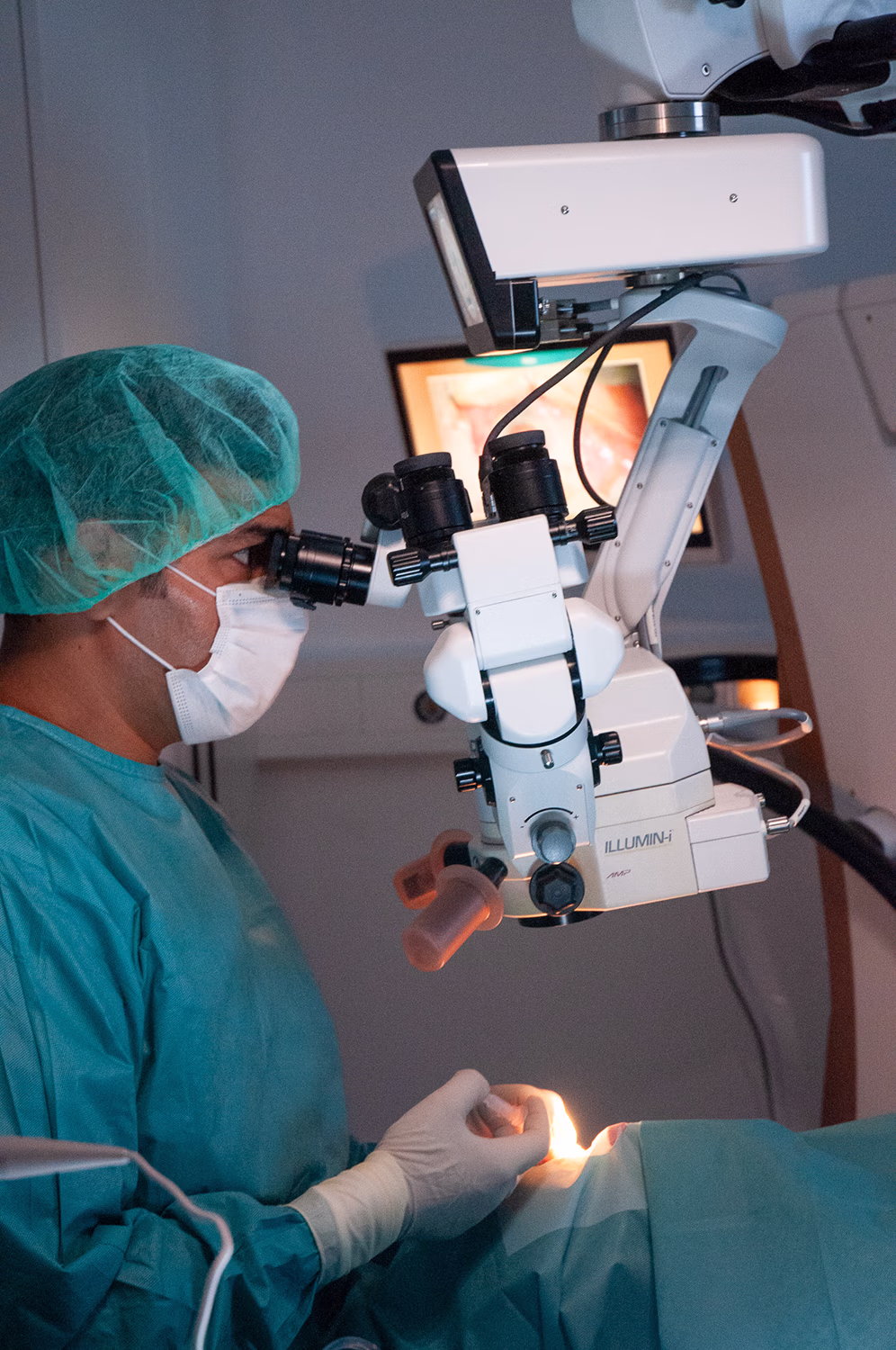 Operation Augenzentrum Zimmermann Ein Patient während einer Katarakt Operation.