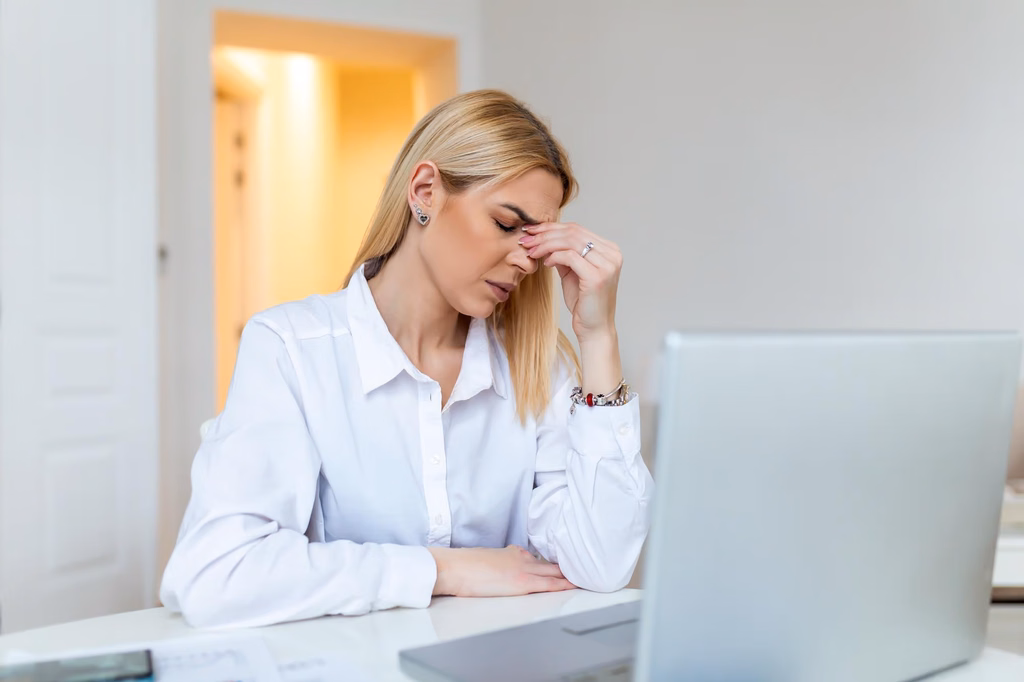 Eine Frau mit trockenen Augen im Büro.