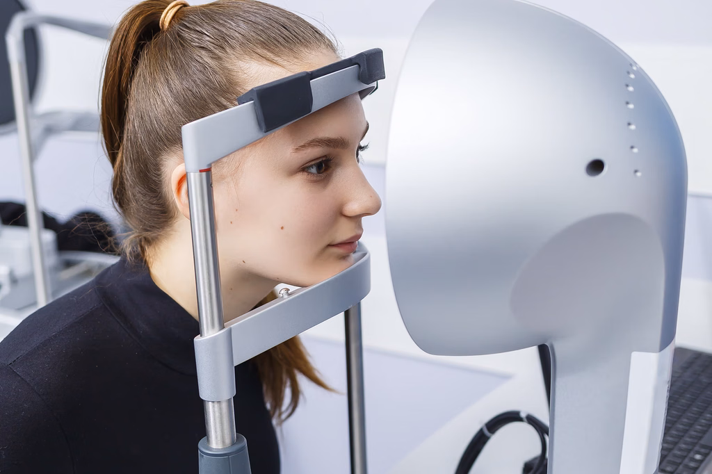 Eine Patientin zur Augenuntersuchung für Keratokonus.